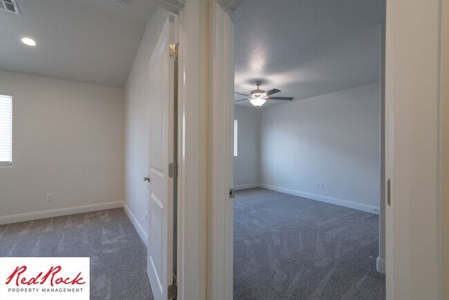Building Photo - Modern Townhome in Desirable Hurricane Hei...