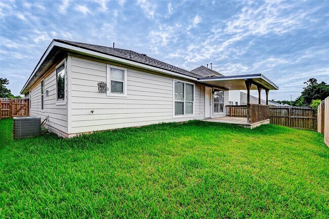 Building Photo - 18455 Sunrise Pines Dr