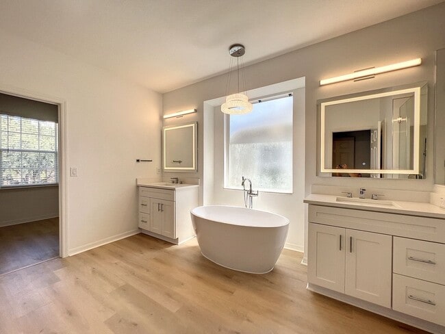 Building Photo - Beautifully Renovated Home in Tampa Palms ...