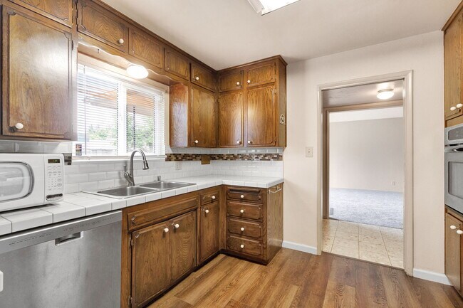 Building Photo - 1564 E Escalon Ave