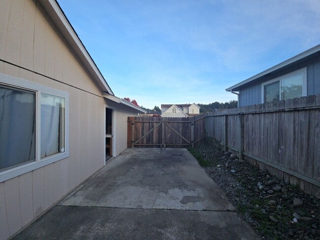 Building Photo - Pet friendly! 3DB/2BA Fortuna home on quiet road!