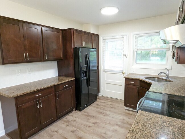 Building Photo - Split foyer SFH in established neighborhoo...