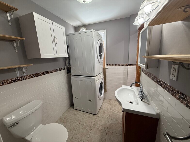 bathroom 2 with laundry - 28 Lake Rd