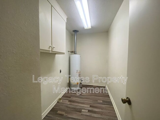 Building Photo - 108 Pine St