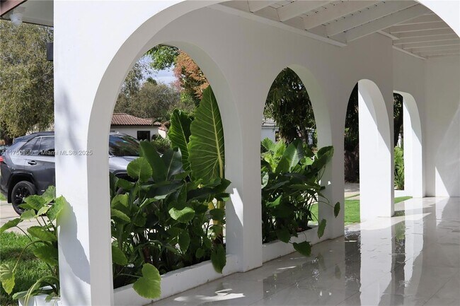 Building Photo - 10845 Peachtree Dr