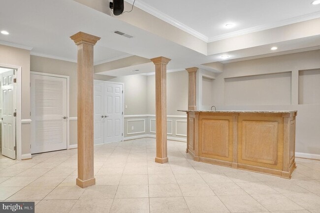 Building Photo - 5905 Lone Oak Dr
