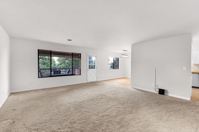 Building Photo - Spacious 3 Bedroom 2 Bathroom Unit