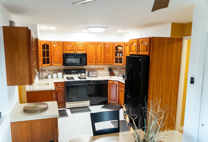 Building Photo - 1042 E 93rd St