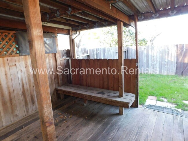 Building Photo - Spacious 2bd/1 ba Foothill Farms Duplex Wi...