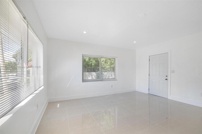 Building Photo - 841 NE 90th St