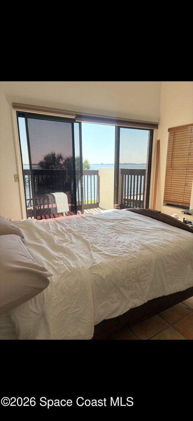 Building Photo - 3270 River Villa Way