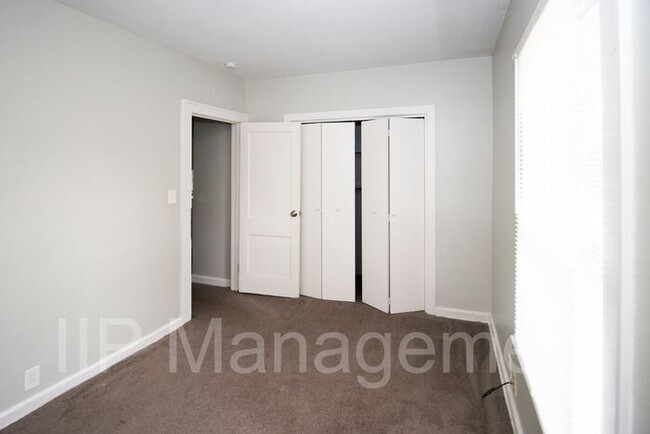 Building Photo - Updated 2BD UP off West Blvd-Westside Clev...