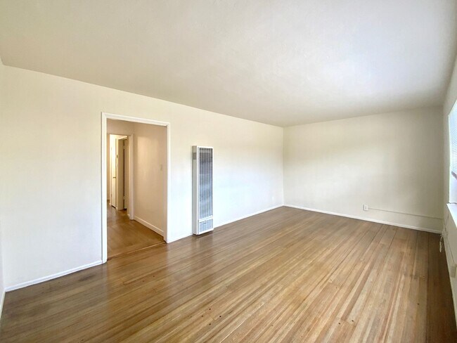 Building Photo - NEWLY RENOVATED Unit, w/ HIGH CEILINGS, Sp...