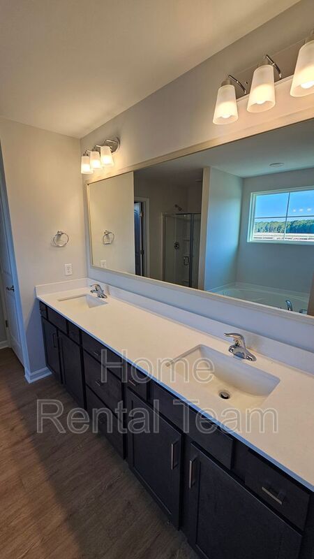 Building Photo - 16 Roxbury Dr