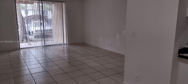 Primary Photo - 4009 N University Dr