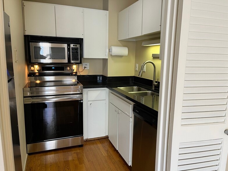 Kitchen - 21 W Goethe St