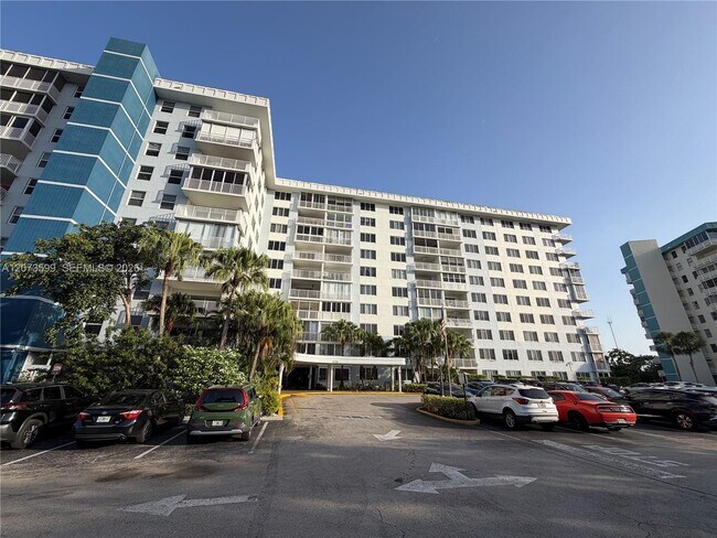 Building Photo - 4200 Hillcrest Dr