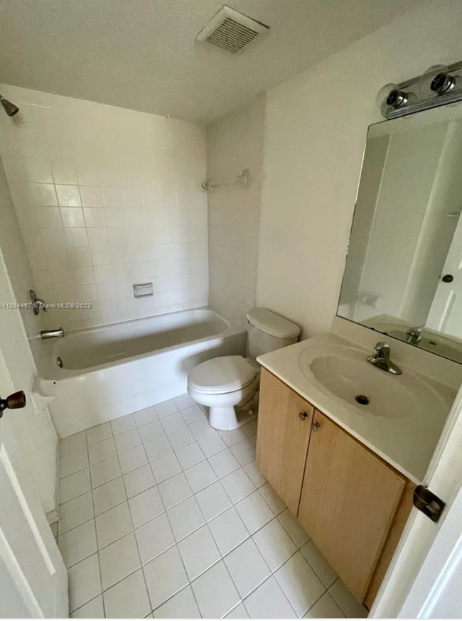 Building Photo - Live in this spacious 2 bedrooms, 2 full bathrooms unit in The Courts at Bayshore II