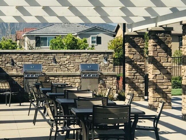 Building Photo - Beautiful 3 bedroom Town house available f...