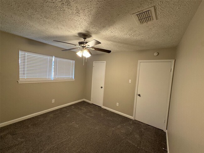 Building Photo - 3214 Three Pines Dr