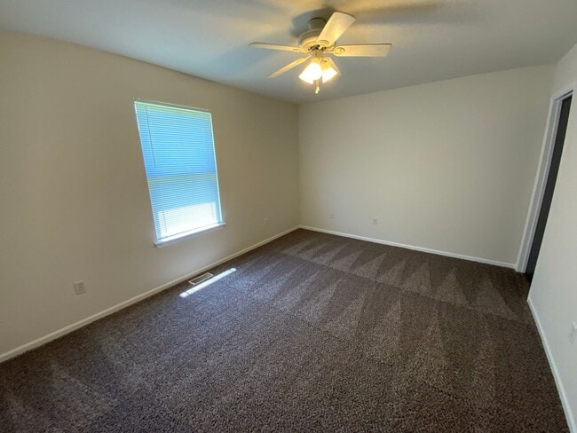 Building Photo - 4 Bedroom newly remodeled Duplex