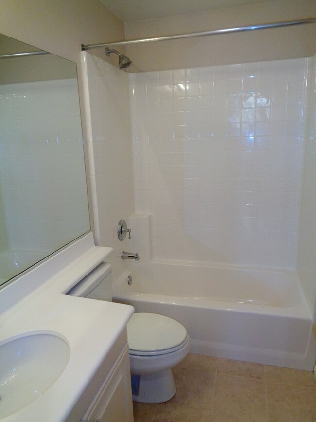 Building Photo - 3 Bed 3 Bath Condo for Rent at the Whittie...