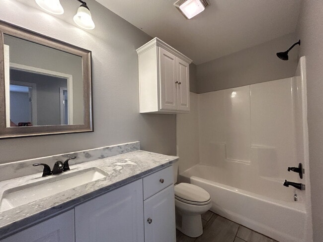 Building Photo - Beautiful Duplex!