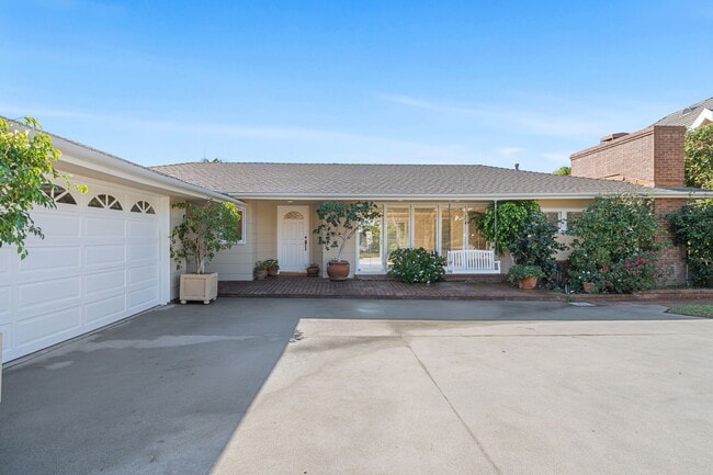 Building Photo - 14972 Camarosa Dr