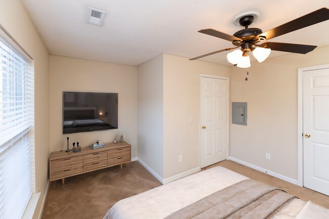 Building Photo - Do you believe in love at 1st sight? Rents always include high speed internet, cable, water, sewe...