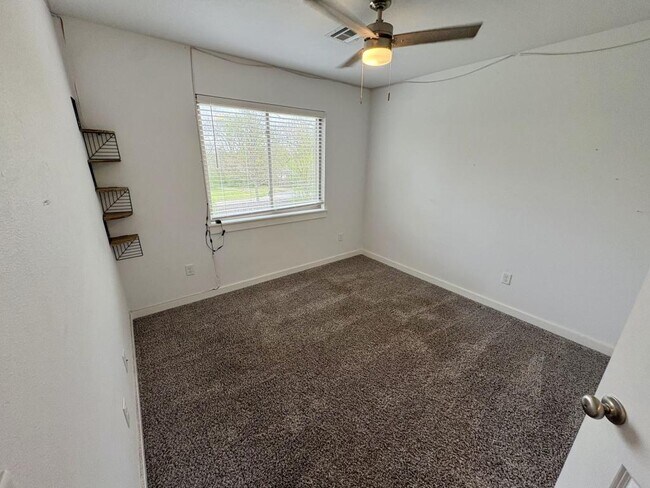 Building Photo - 628 N College St