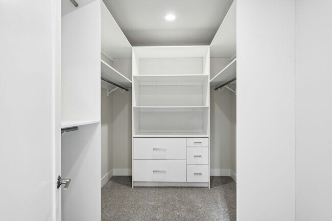 Building Photo - 5Bd/4.5Ba Bellevue House