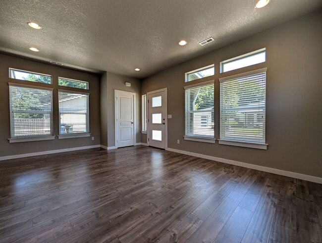 Building Photo - 2bdrm/1bthrm home with beautiful finishes!