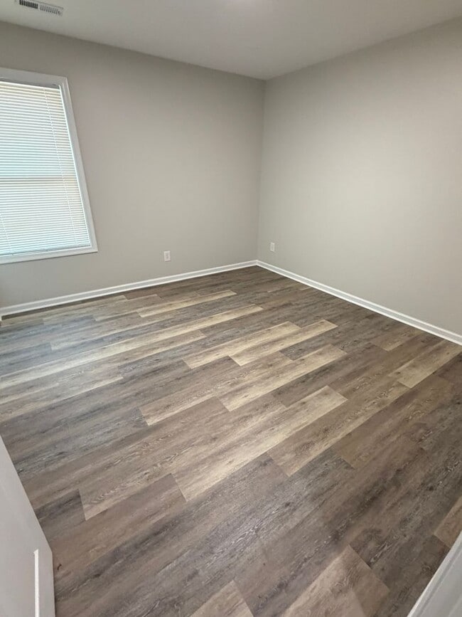 Building Photo - Open concept, location and easy living!