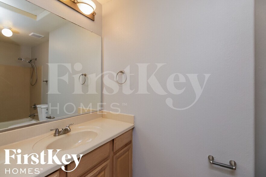 Building Photo - 375 W Jersey Way