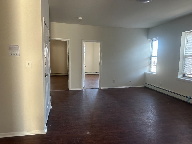 Building Photo - 895 Main St