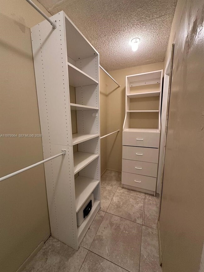 Building Photo - 9170 Fontainebleau Blvd