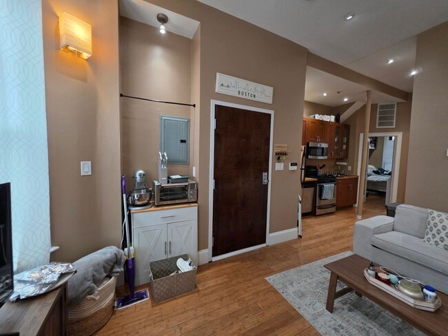 Building Photo - Convenient South End Location, Central Heat/AC, In-Unit Washer and Dryer, Private Deck.