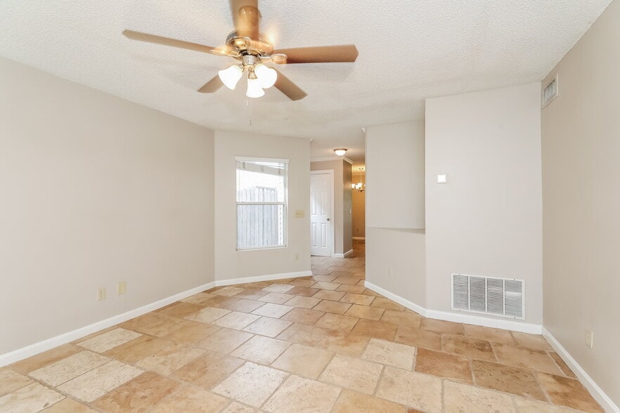 Building Photo - 653 Staffordshire Dr E