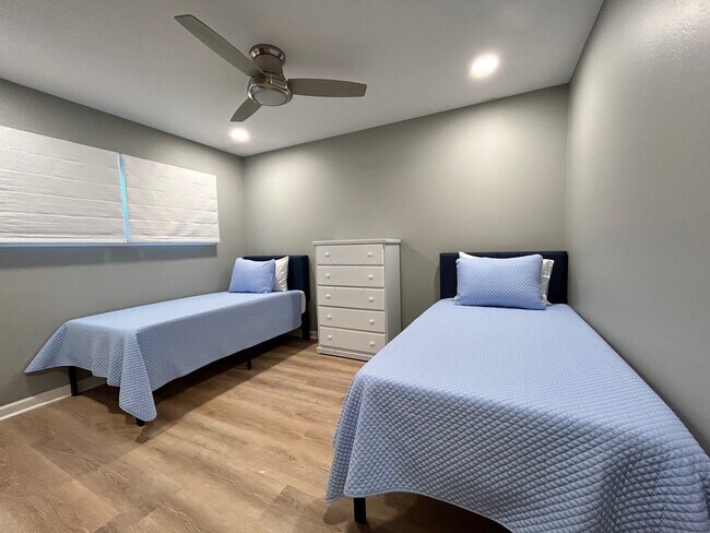 Two twin beds with closet - 121 Hollywood Ave