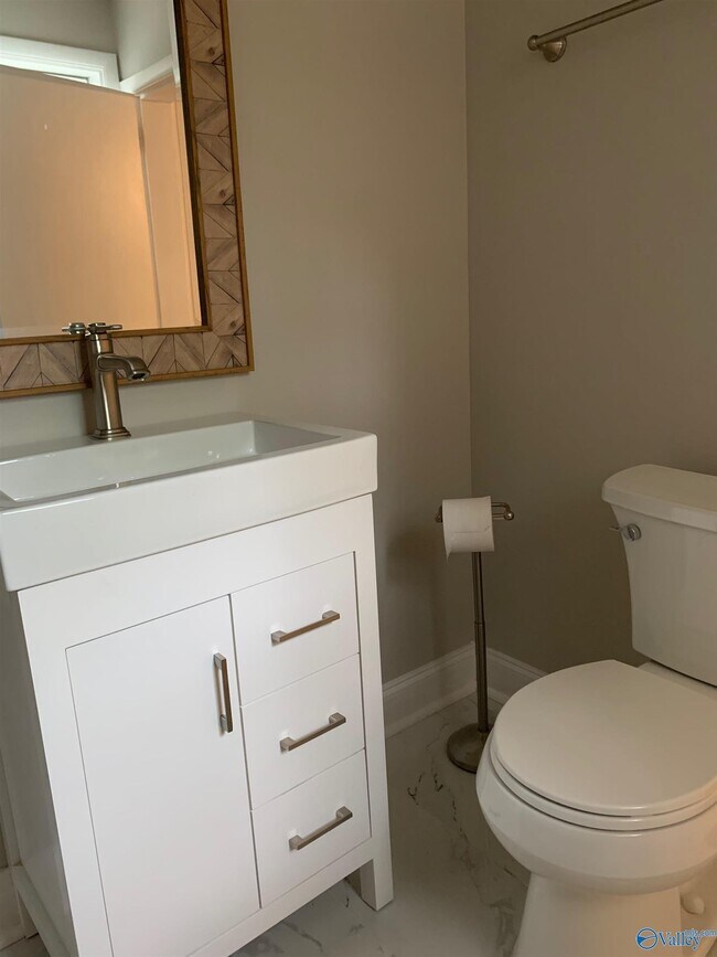 Building Photo - 2602 Vinyard St NE