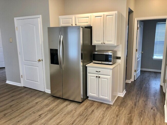 Building Photo - 4 bed, 2.5 Bath Home w/ 2 Car Garage in Franklin Green