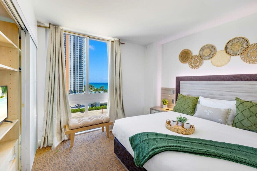 Building Photo - 18683 Collins Ave