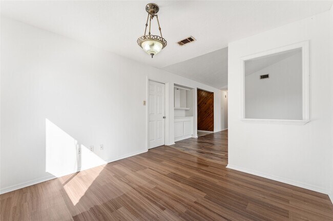 Building Photo - 9723 Cedar Bluff Dr