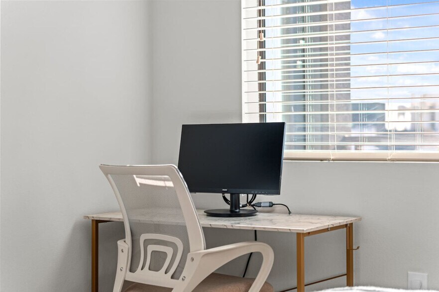 Building Photo - 711 W Broadway Rd