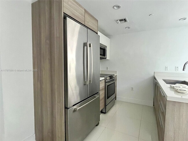 Building Photo - 9940 W Bay Harbor Dr