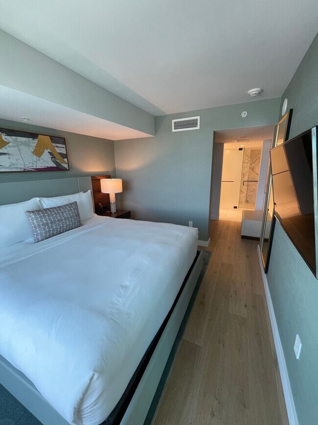 Building Photo - Rarely Available 1 Bed 2 Bath Long-Term in...