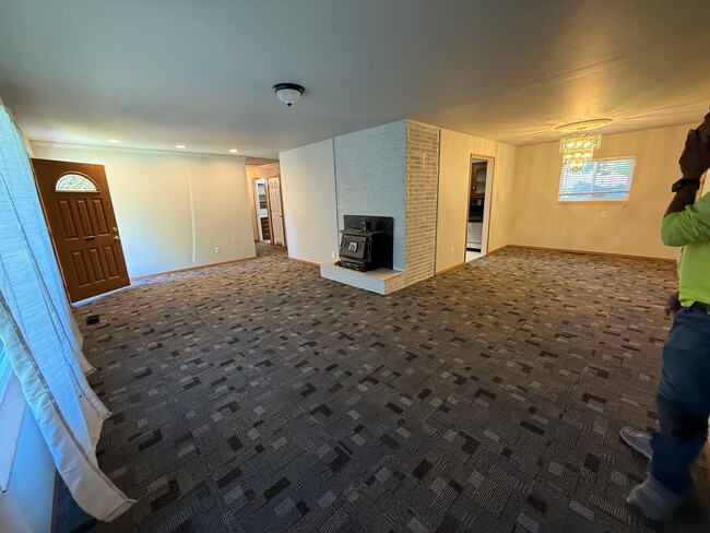Building Photo - Three bedroom house