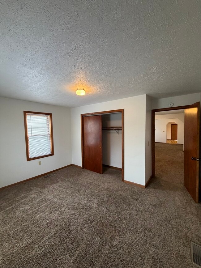 Building Photo - 687 W Ml St