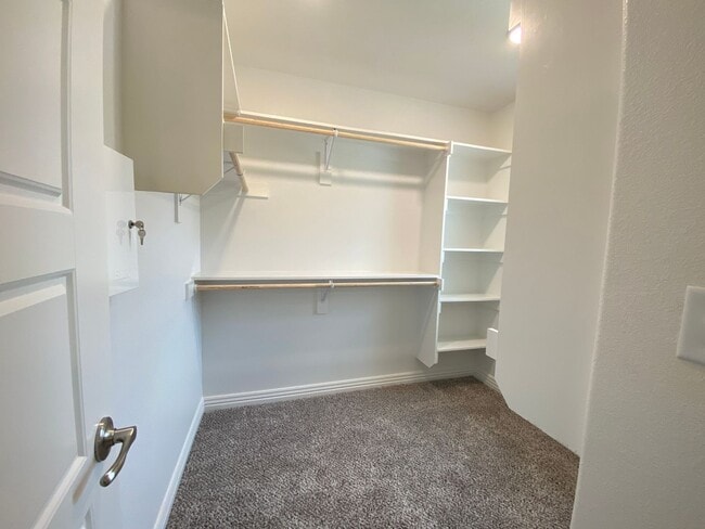 Building Photo - 2049 N Penelope Ln