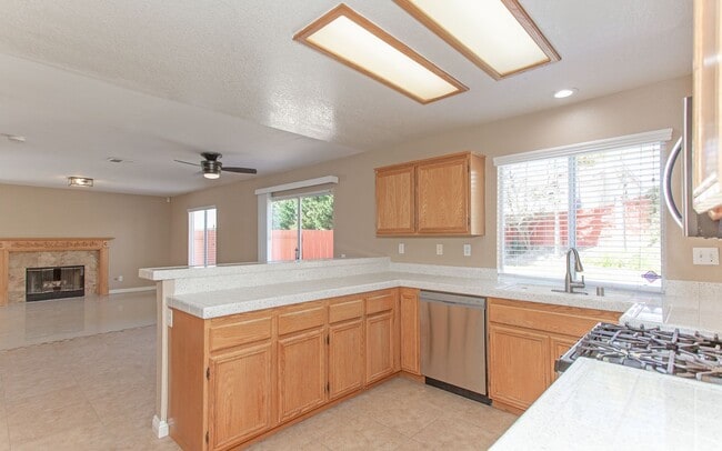 Building Photo - Large 4 Bedroom, 2.5 Bath Home with Large 3 Car Garage!!